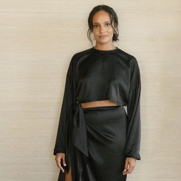 NWT! B. Freedom Satin Long Sleeve Simona Top - Size Medium - Picture 4 of 9